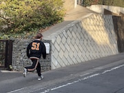 坂を駆け抜けるハナエモンスター（豆柴の大群）。