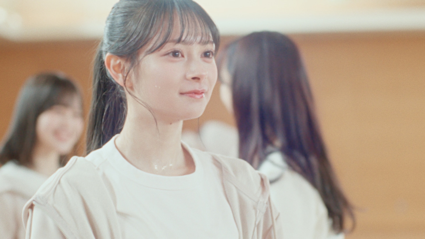 AKB48「名残り桜」MVより。©AKB48