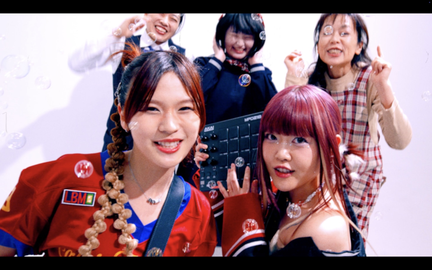 COX2「調子に乗っちゃって」ミュージックビデオより。