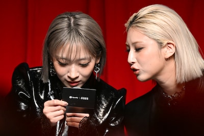 質問を読み上げるJISOO（左）と、のぞき込むMOMOKA（右）。