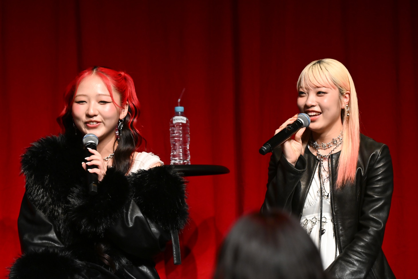 「徹子の部屋」のBGMを歌うCHIKA（左）と、黒柳徹子のモノマネを披露するMAHINA（右）。