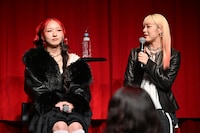 左からCHIKA、MAHINA。