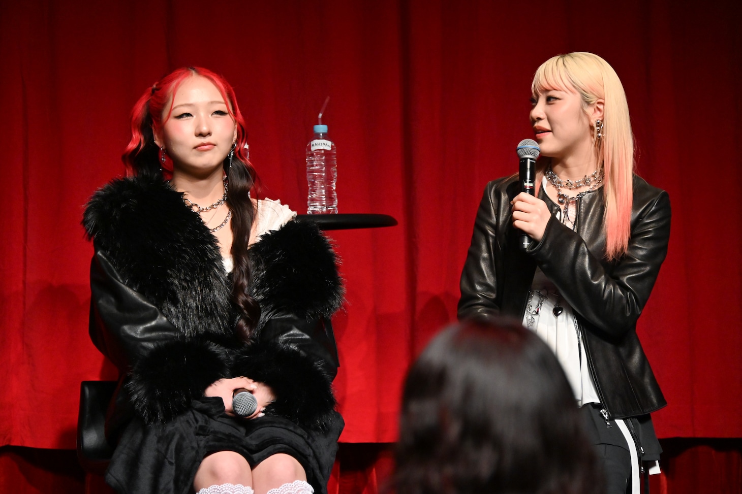 左からCHIKA、MAHINA。