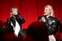 左からJISOO、MOMOKA。