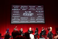 サプライズのメッセージに驚くHANA。