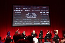 サプライズのメッセージに驚くHANA。