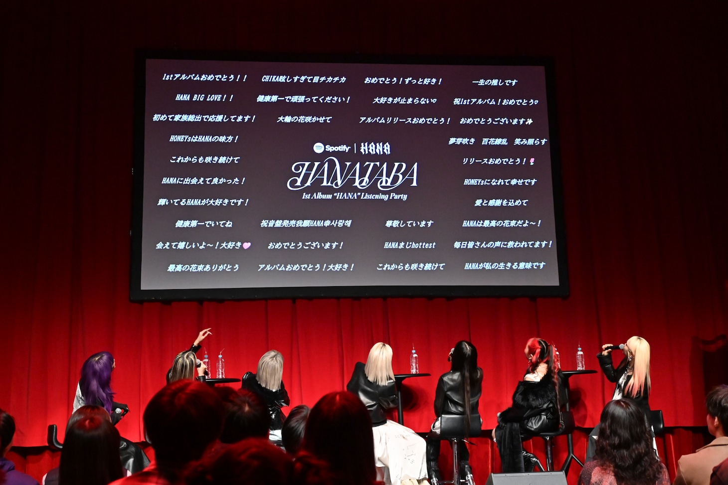 サプライズのメッセージに驚くHANA。