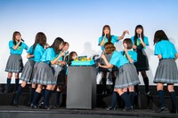 特製ケーキに驚く四期生。