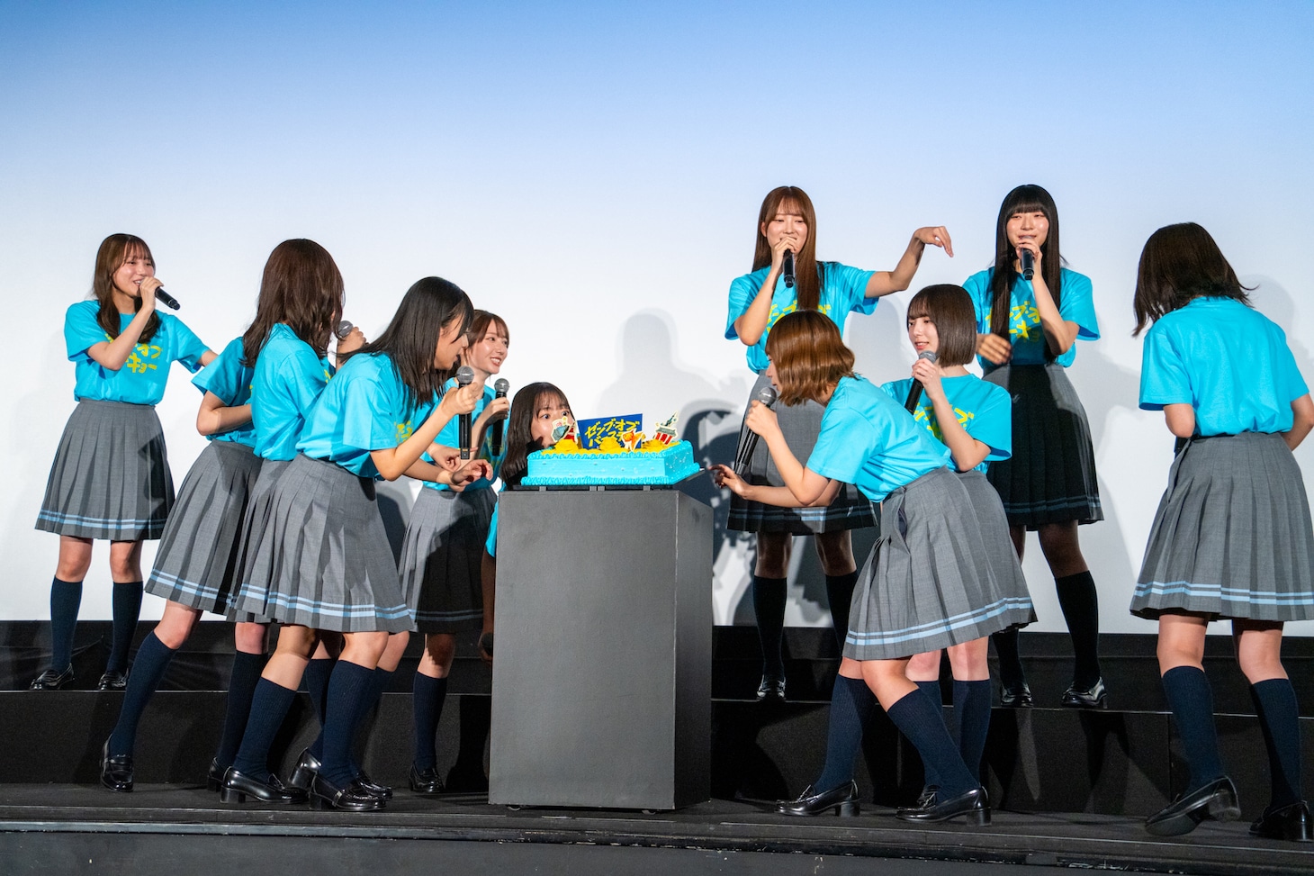 特製ケーキに驚く四期生。