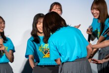 特製ケーキの前にわざと立って隠すというボケをする山下葉留花。