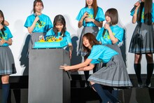 山下のボケでズレてしまった台の位置を調整する正源司陽子。