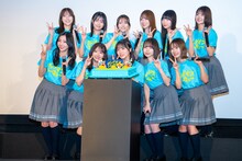 特製ケーキと日向坂46四期生。