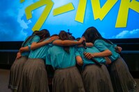 続編制作が決まり円陣を組む四期生。