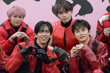 ムービーカメラにハートを向けるリョウガとタクヤ（前列）。