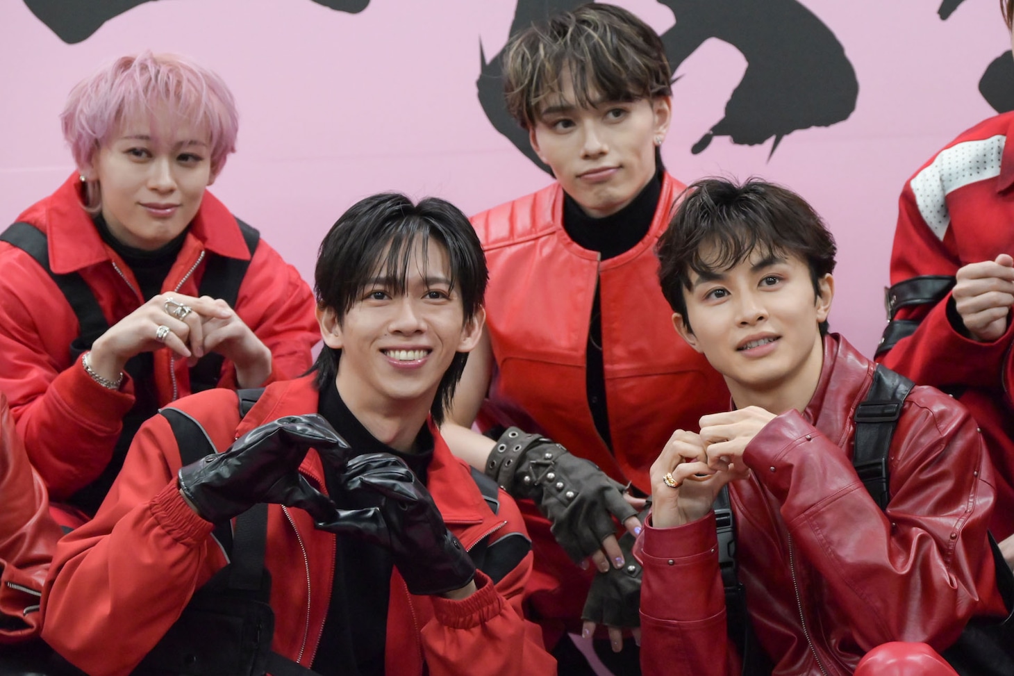 ムービーカメラにハートを向けるリョウガとタクヤ（前列）。