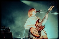 マナミオーガキ（Vo, B / Nikoん）（撮影：稲垣ルリコ）