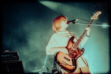 マナミオーガキ（Vo, B / Nikoん）（撮影：稲垣ルリコ）