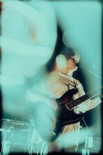 マナミオーガキ（Vo, B / Nikoん）（撮影：稲垣ルリコ）