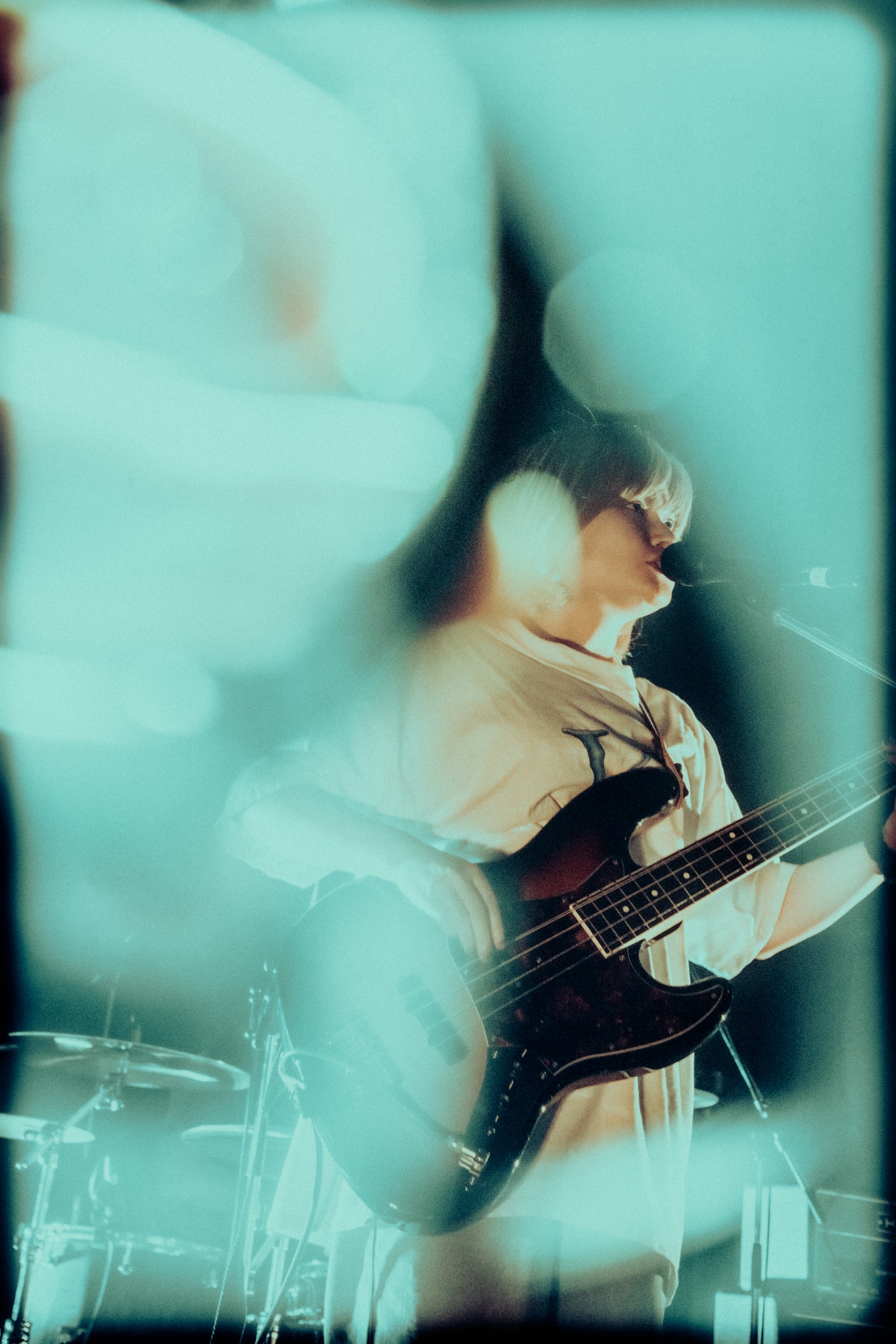 マナミオーガキ（Vo, B / Nikoん）（撮影：稲垣ルリコ）