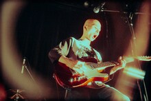 オオスカ（Vo, G / Nikoん）（撮影：稲垣ルリコ）