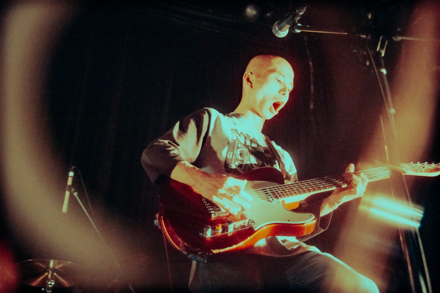 オオスカ（Vo, G / Nikoん）（撮影：稲垣ルリコ）