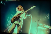 マナミオーガキ（Vo, B / Nikoん）（撮影：稲垣ルリコ）