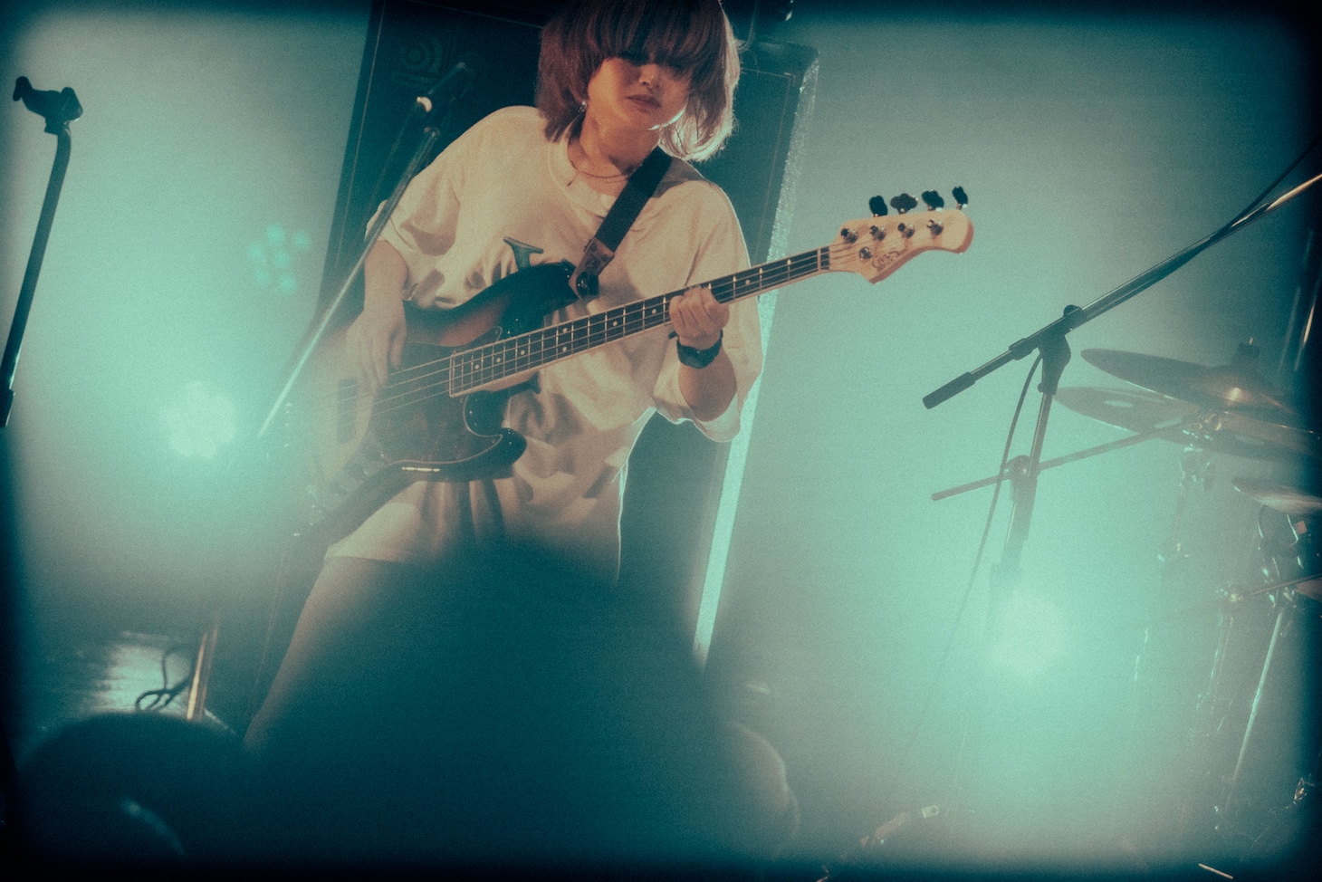 マナミオーガキ（Vo, B / Nikoん）（撮影：稲垣ルリコ）