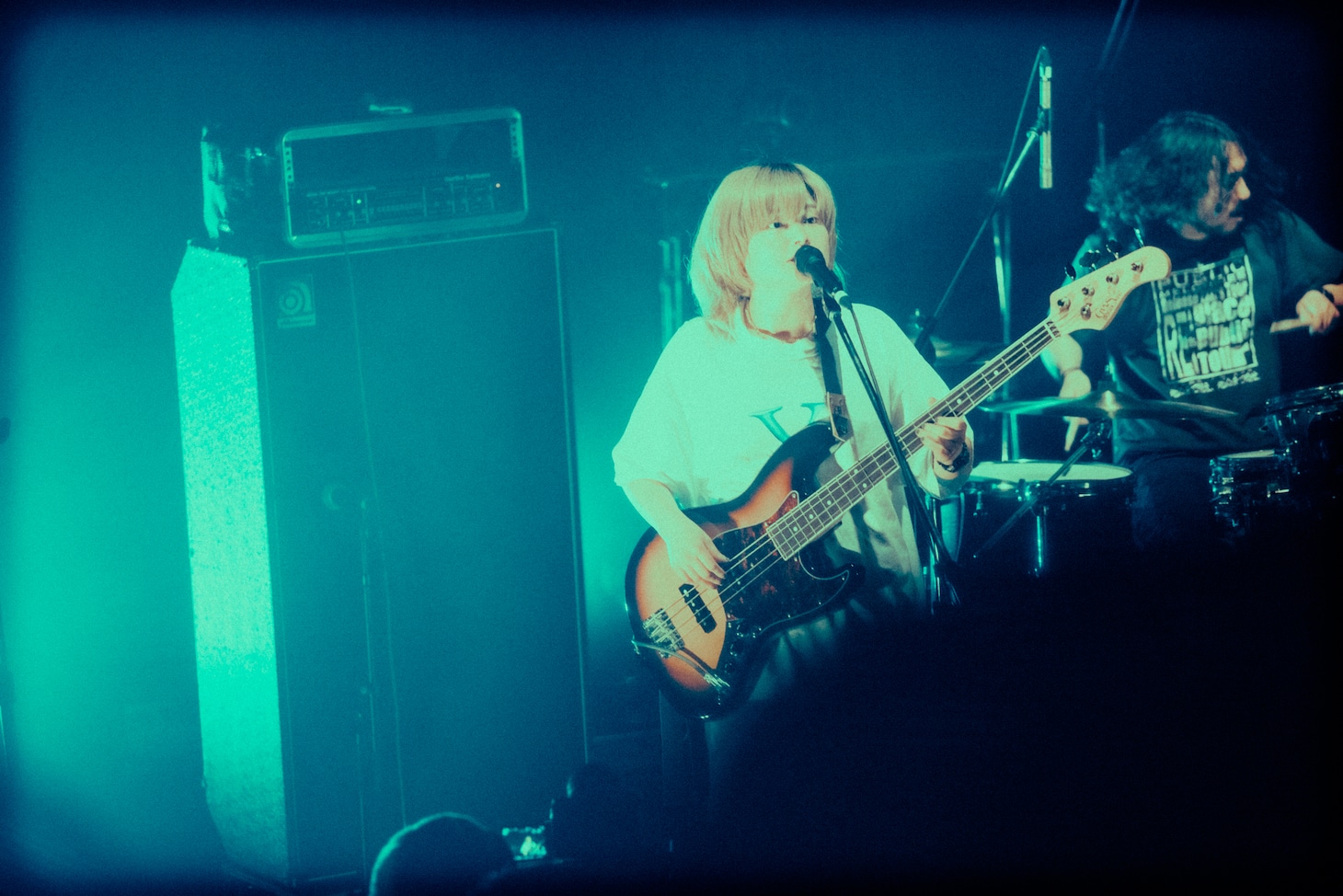 マナミオーガキ（Vo, B / Nikoん）（撮影：稲垣ルリコ）