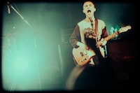 オオスカ（Vo, G / Nikoん）（撮影：稲垣ルリコ）