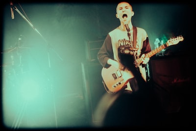 オオスカ（Vo, G / Nikoん）（撮影：稲垣ルリコ）