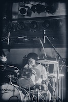 グレート橋本（Dr, Vo / 神々のゴライコーズ）（撮影：稲垣ルリコ）