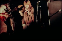 マナミオーガキ（Vo, B / Nikoん）（撮影：稲垣ルリコ）