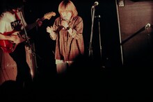 マナミオーガキ（Vo, B / Nikoん）（撮影：稲垣ルリコ）