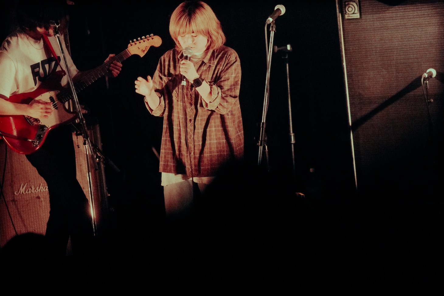 マナミオーガキ（Vo, B / Nikoん）（撮影：稲垣ルリコ）