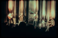 マナミオーガキをゲストに迎えた神々のゴライコーズ。（撮影：稲垣ルリコ）