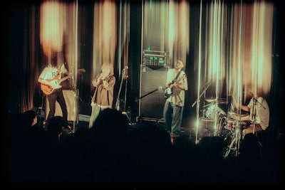 マナミオーガキをゲストに迎えた神々のゴライコーズ。（撮影：稲垣ルリコ）