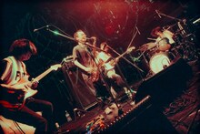 和田地球（くぐり）をゲストに迎えた神々のゴライコーズ。（撮影：稲垣ルリコ）