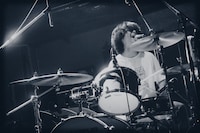 グレート橋本（Dr, Vo / 神々のゴライコーズ）（撮影：稲垣ルリコ）