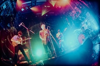 和田地球（くぐり）をゲストに迎えた神々のゴライコーズ。（撮影：稲垣ルリコ）