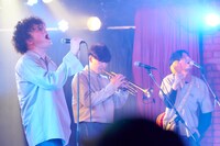こーしくん（Vo）、きもす（Trumpet）、カツマタ（G）（撮影：大橋祐希）