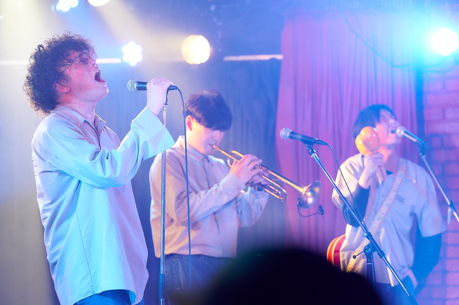 こーしくん（Vo）、きもす（Trumpet）、カツマタ（G）（撮影：大橋祐希）