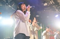 アキラ（Vo）（撮影：大橋祐希）