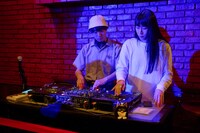 山岸（G）、アキラ（Vo）（撮影：大橋祐希）