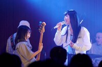 服部（B）、アキラ（Vo）（撮影：大橋祐希）