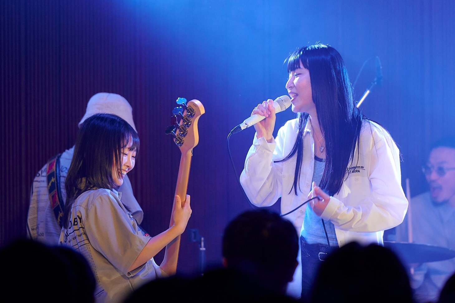 服部（B）、アキラ（Vo）（撮影：大橋祐希）