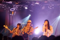 服部（B）、山岸（G）、アキラ（Vo）（撮影：大橋祐希）