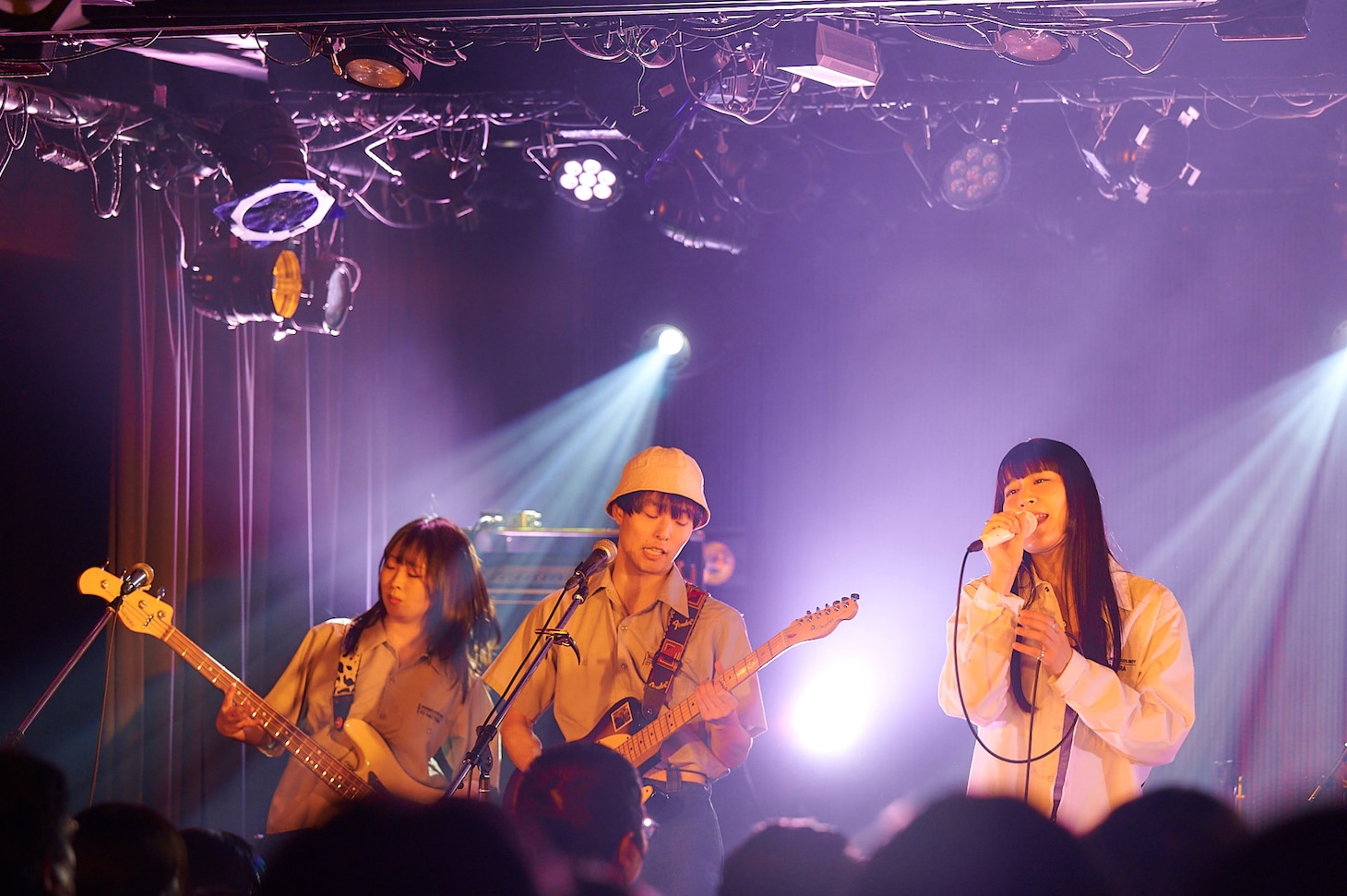 服部（B）、山岸（G）、アキラ（Vo）（撮影：大橋祐希）