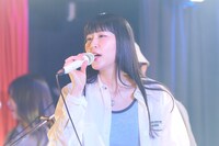 アキラ（Vo）（撮影：大橋祐希）