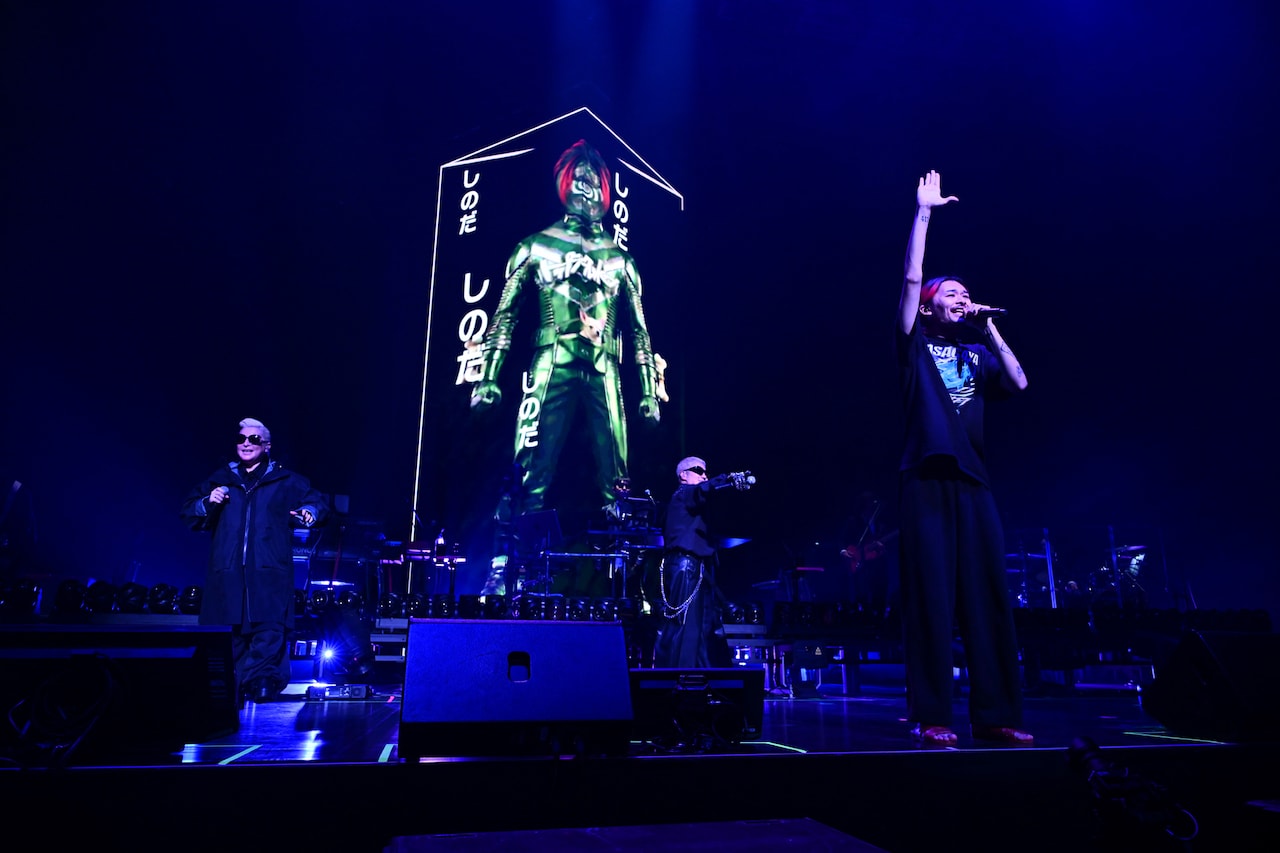 「m-flo 25th ANNIVERSARY LIVE “SUPERLIMINAL”」の様子。左からLISA、VERBAL、しのだりょうすけ（トップシークレットマン）。（Photo by TOMOYA "TANY" TANIGUCHI, HIROYA TAKADA, YUSUKE KITAMURA, YUKITAKA AMEMIYA）