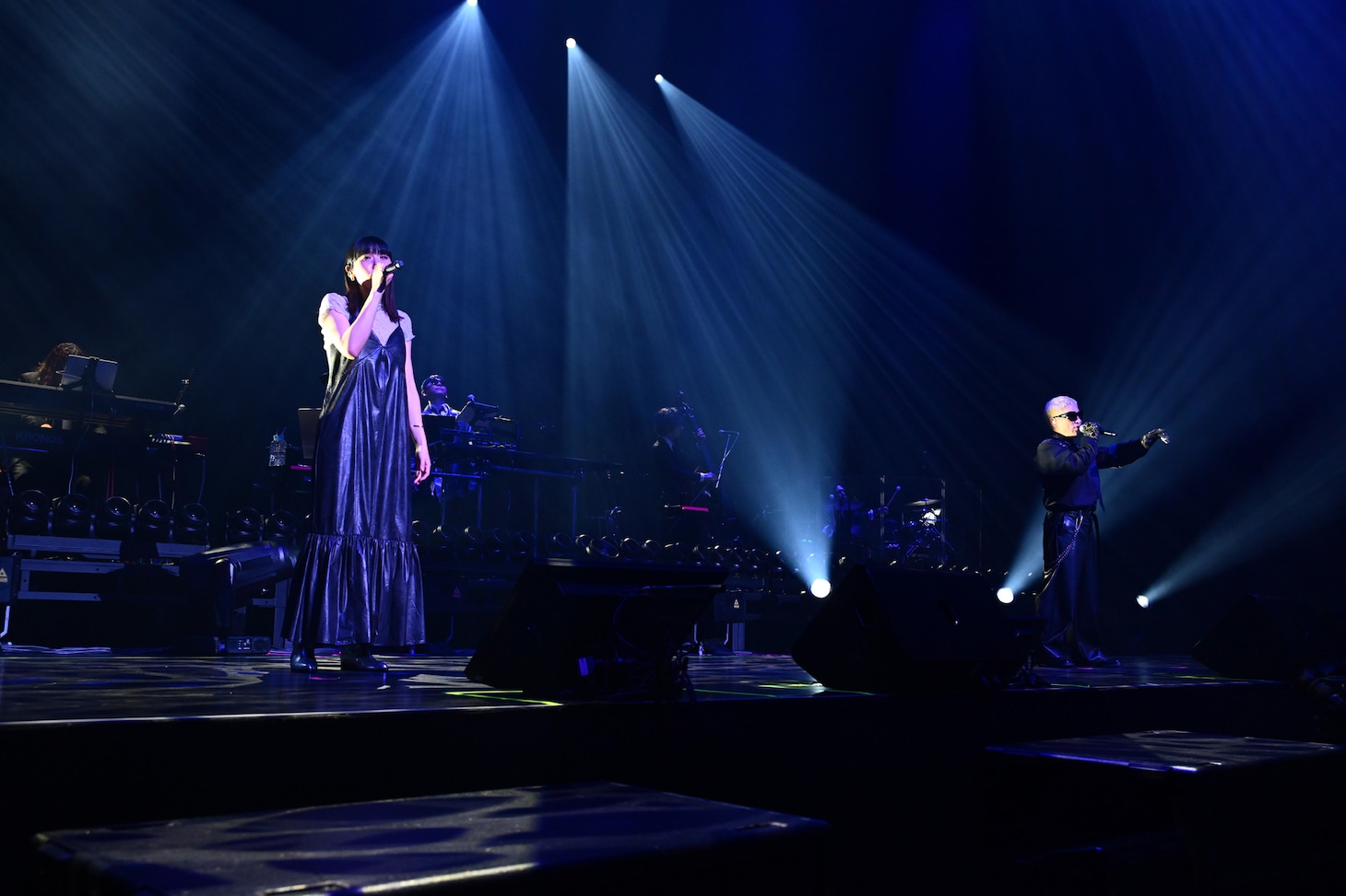 左からYOSHIKA、VERBAL。